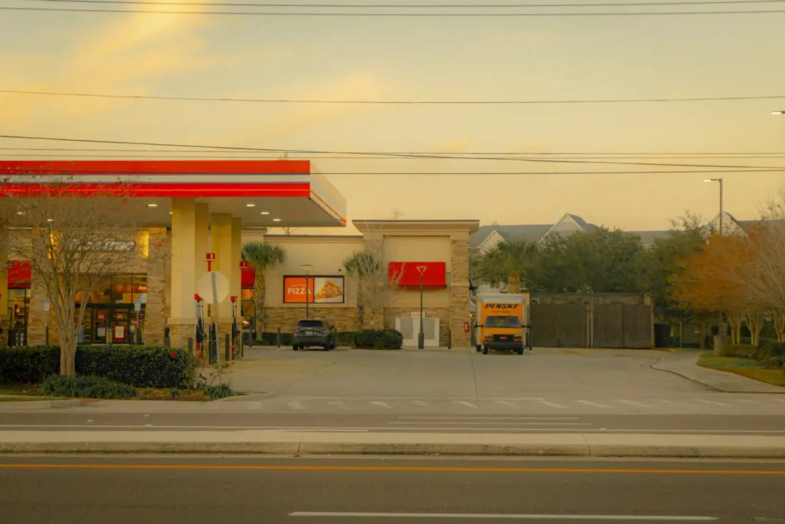 Freestanding single-tenant net lease building
